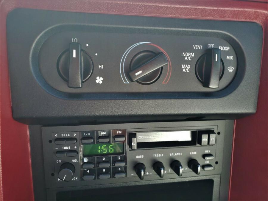 Детали интерьера Ford Mustang GT Convertible (66B) 1990 года  (фото 7 из 24)